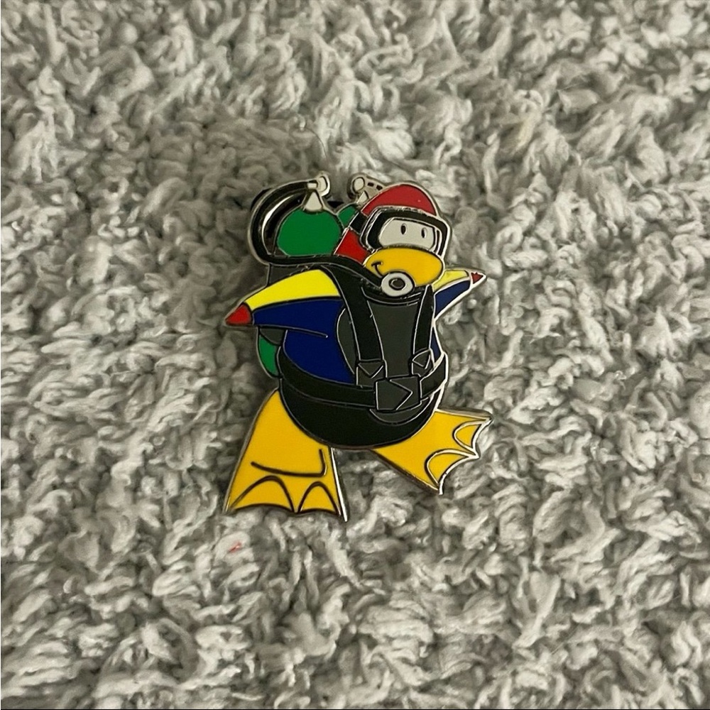 Disney 2010 Club Penguin EPCOT Scuba Diver Snorkeling Mystery Pin